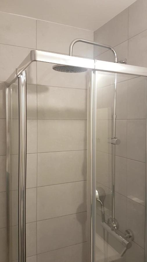 New Cheap Private Room, Kitchen , Overwieuw Sea,Tram On Spot, 12 Minutes From Nice Train Station With Tram , Beach In 17 Min Tram , Chambre Privee Pas Cher, Cuisine Equipee , Tram Sur Place, Apercu Mer, 12 Min De La Gare De Nice Avec Le Tram, 17 Min Exterior foto
