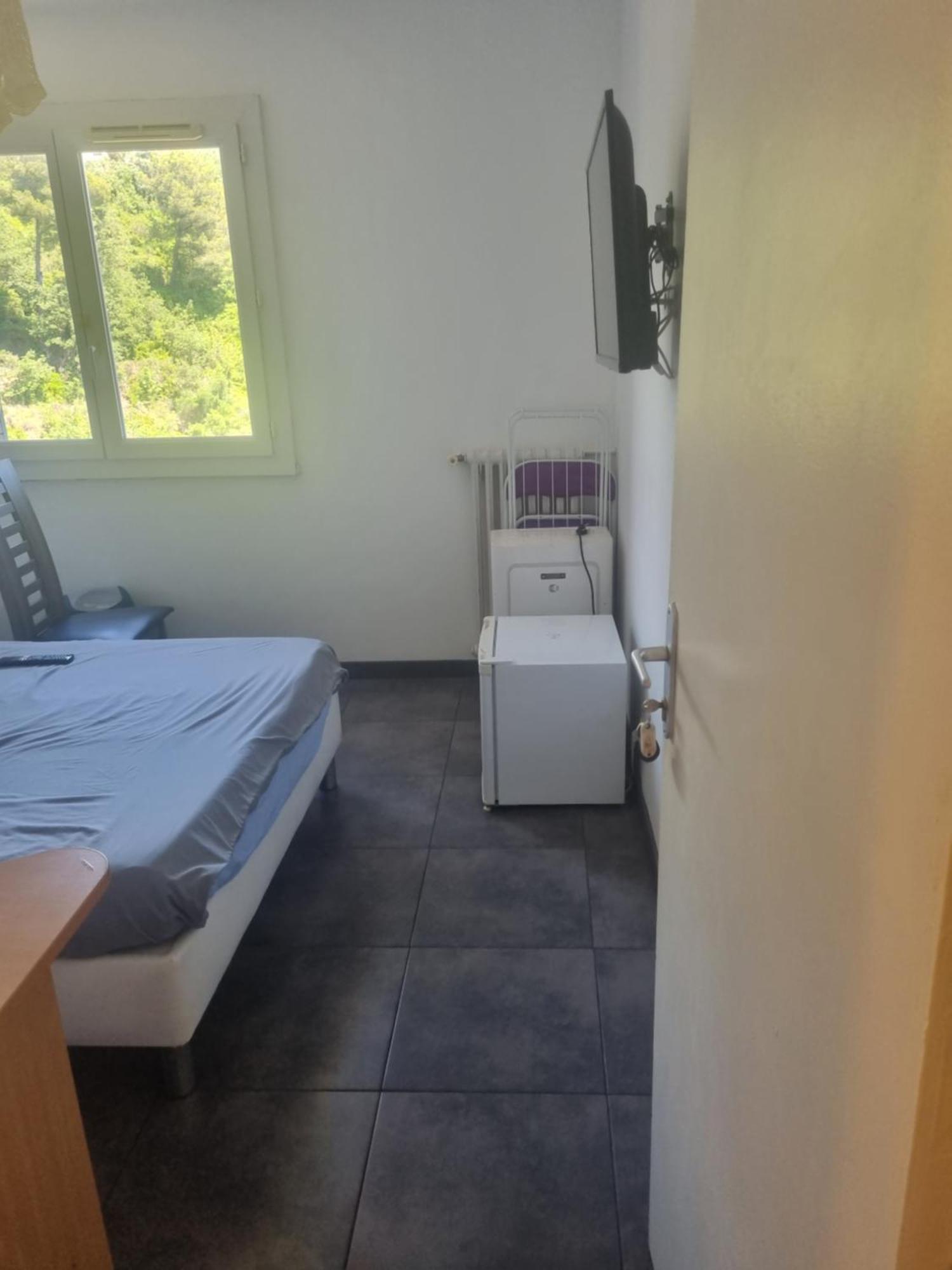 New Cheap Private Room, Kitchen , Overwieuw Sea,Tram On Spot, 12 Minutes From Nice Train Station With Tram , Beach In 17 Min Tram , Chambre Privee Pas Cher, Cuisine Equipee , Tram Sur Place, Apercu Mer, 12 Min De La Gare De Nice Avec Le Tram, 17 Min Zimmer foto